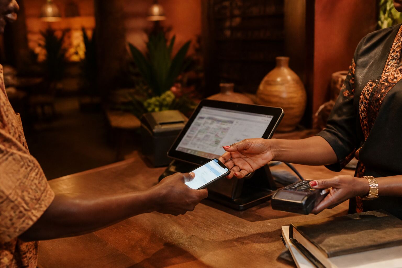 Comptoir caisse avec terminal et tablette POS